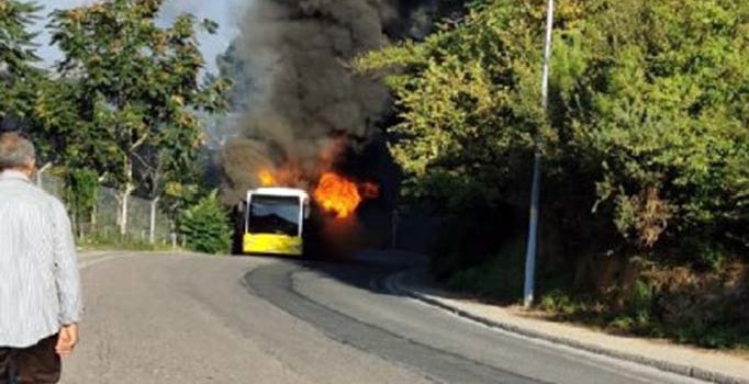 Beykoz'da seyir halindeki İETT otobüsü alev alev yandı