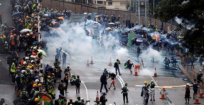 Hong Kong yönetimi suçluların Çin'e iadesi yasasını geri çekecek