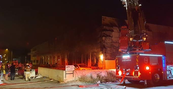 İzmir'de iki fabrika alevlere teslim oldu