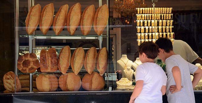 Bu kuyumcu dükkanında ekmek de satılıyor