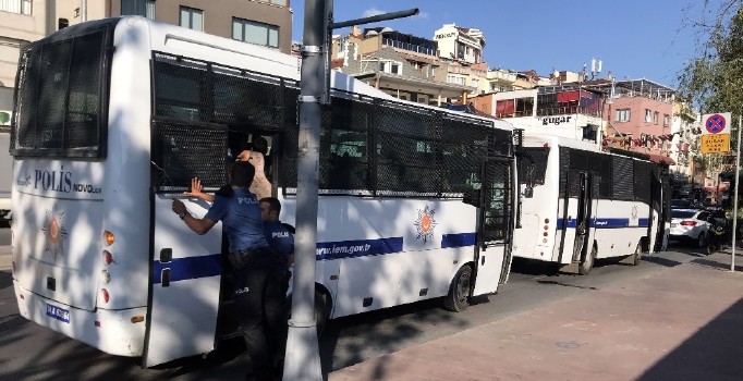 Beyoğlu’nda Çevik Kuvvet otobüsü kazaya karıştı: 2 yaralı