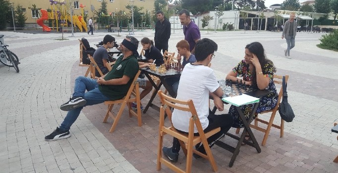 Gözleri kapalı, sırtı dönük şekilde 3 kişiye karşı satranç oynadı