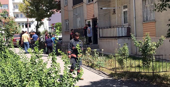 Eşinden ayrılmak istemeyen adam kendini yakmaya kalktı