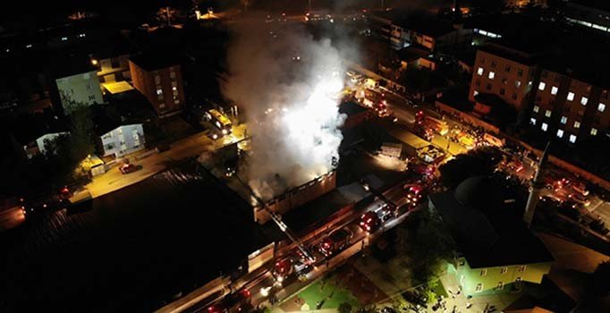 İstanbul Sultanbeyli'de mobilya atölyesinde yangın