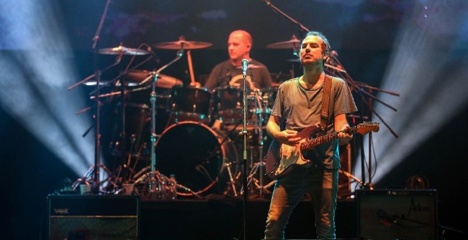 Mor ve Ötesi ile Ceza festivalde coşturdu