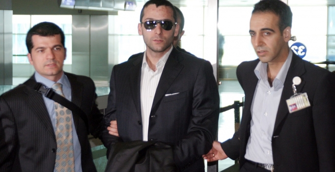 Onur Özbizerdik yine ateş açıp kaçtı