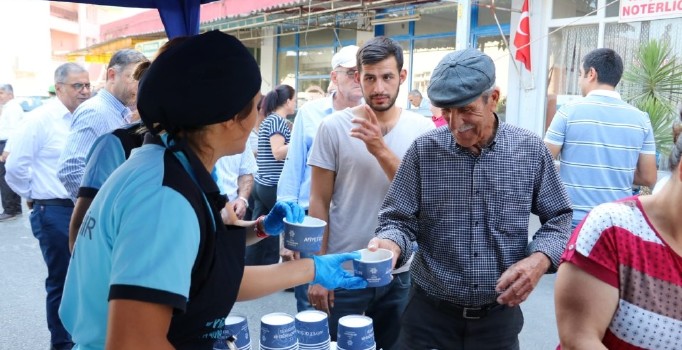 Aydın Büyükşehir Belediyesi il genelinde aşure dağıtıyor