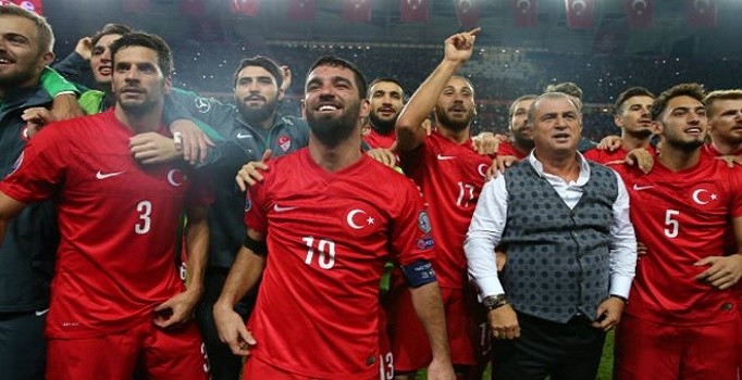 Karadağ maçına hazırlanan milli takımda Hakan Çalhanoğlu sakatlandı