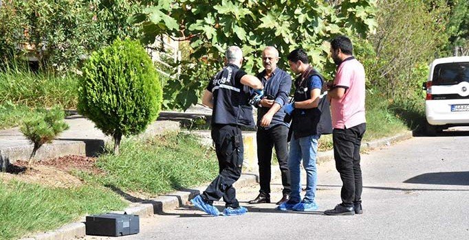 Tartıştığı eşini sırtından bıçakladı