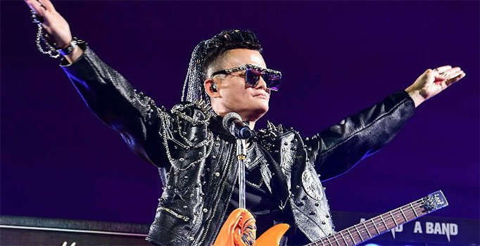 Alibaba'nın kurucusu Jack Ma, şirketine rock konseri vererek veda etti
