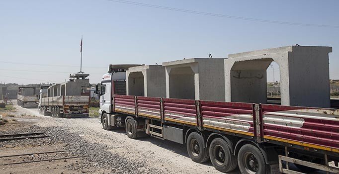Suriye sınırına beton blok sevkiyatı