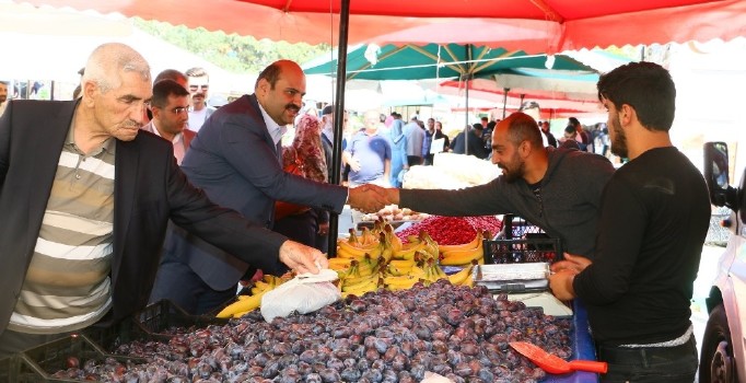 Başkan Orhan, pazar esnafını ziyaret etti