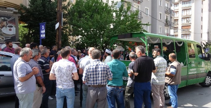 Ataşehir’de oğlu tarafından vahşice öldürülen baba son yolculuğuna uğurlandı