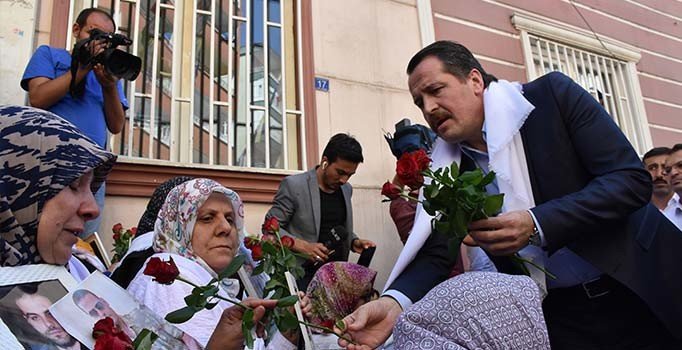 Memur-Sen'den Diyarbakır annelerine ziyaret: Çocukların eli kalemdir, silah tutmaz