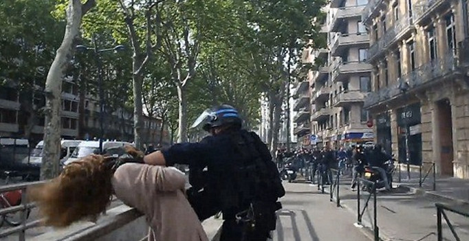 Fransız polisinden kadın göstericiye sert müdahale