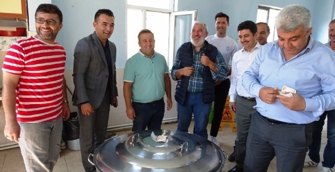 Bu aşure kazanlarının kapağı üzerine para konmadan açılmıyor