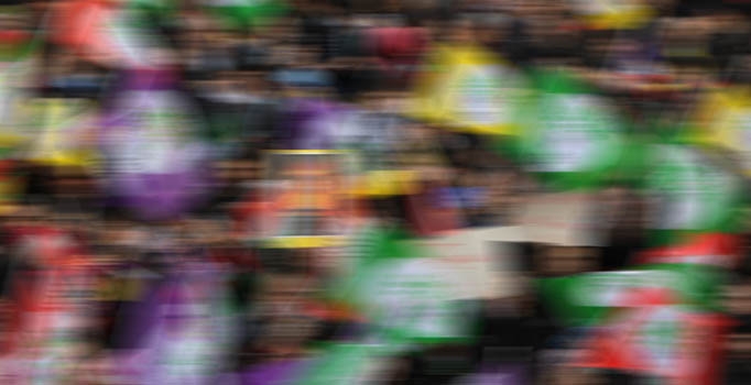 HDP'liler "Kürt mahallesi"nde
 camiden rahatsız oldu