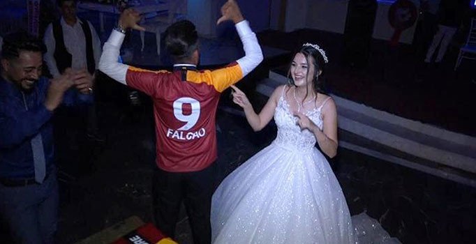 Düğünde Falcao forması giyen damat ve gelinden yıldız oyuncuya mesaj