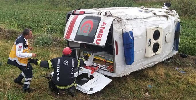 Denizli'de ambulans devrildi: 5 yaralı