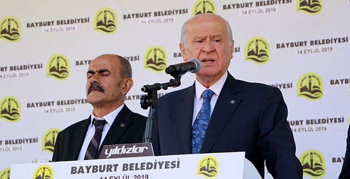 Bahçeli, yine Davutoğlu ile Arınç'ı hedef aldı