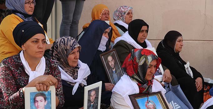 Diyarbakır annelerinin eylemi 12'nci gününe girdi: Çocuklarımızın beyni burada yıkandı