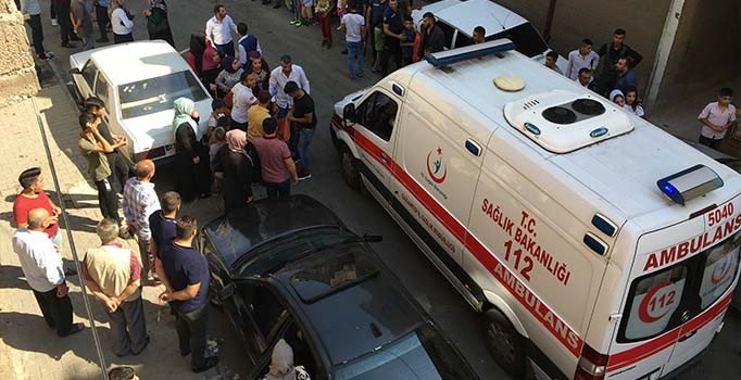 Düğünde halay sırasında kavga çıktı, damatla gelin salonu terk etti