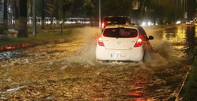 Hatay'ı sağanak vurdu, ev ve iş yerlerini su bastı