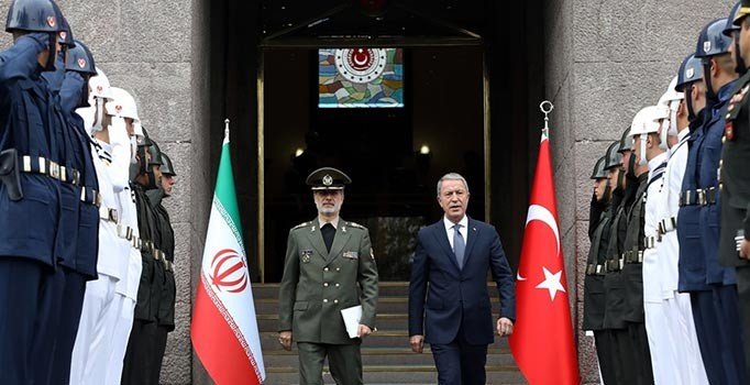 Bakan Akar, İran Savunma Bakanı Hatami ile görüştü