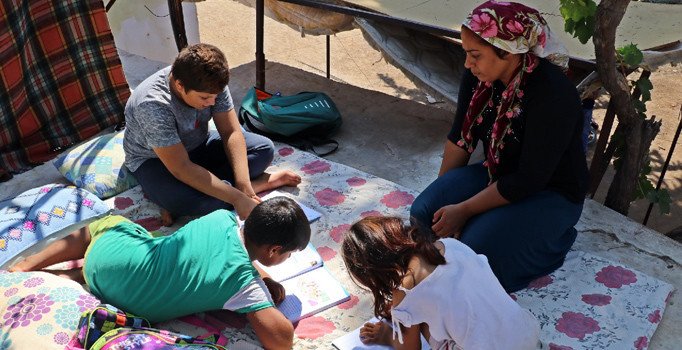 Yılan korkusuyla 45 gündür damda uyuyorlar