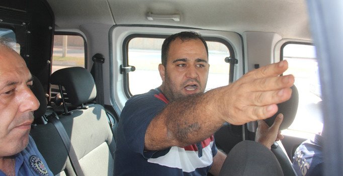 Siyasi görüşü nedeniyle işten atıldığı iddiasıyla silahla belediyeyi bastı