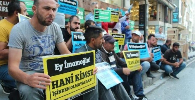 İBB'de işten çıkarılanlar CHP il binası önünde oturma eylemi başlattı