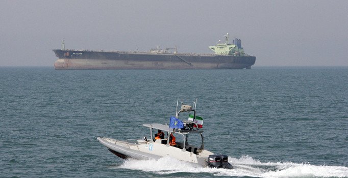 Reuters: İran BAE'e ait tankere el koydu