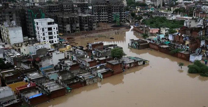 Hindistan’da şiddetli yağış ve sel faciası: Bin 422 ölü