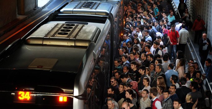 Metrobüste klima tartışması: CHP kazandı diye mi açmıyorsun!