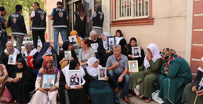 HDP önünde oturma eylemi yapan aileyi tehdit eden şüpheli yakalandı