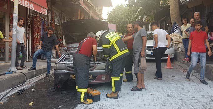 Adıyaman'da seyir halindeki otomobil alev aldı