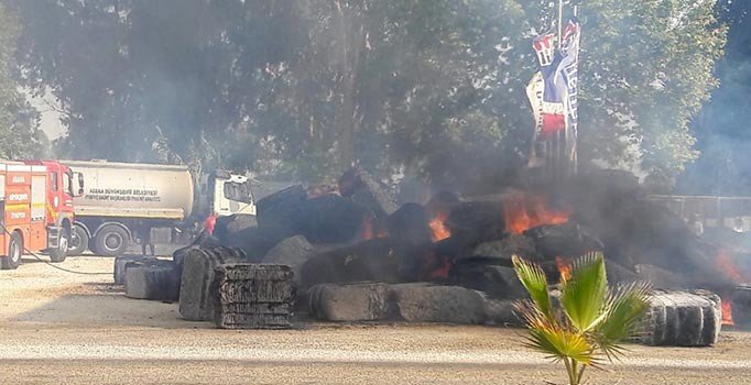 Adana'da, pamuk yüklü tırda yangın