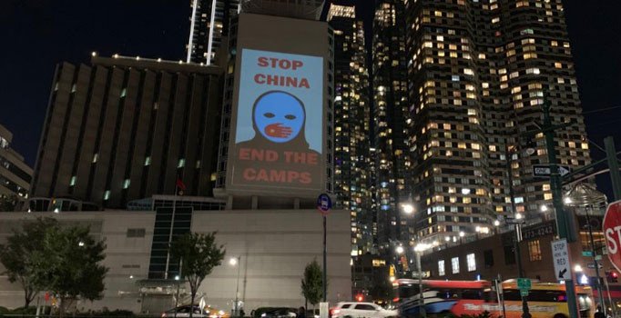 Pekin'in yüzüne vurdular: Soykırımı ABD’nin Çin konsolosluğuna yansıttılar