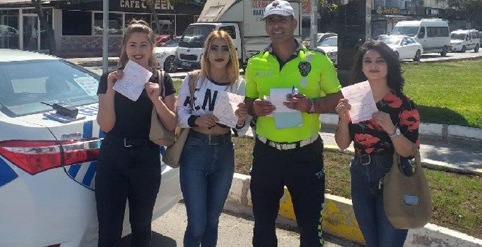 Trafik cezası yiyen öğrenciler polisle hatıra fotoğrafı çektirdi
