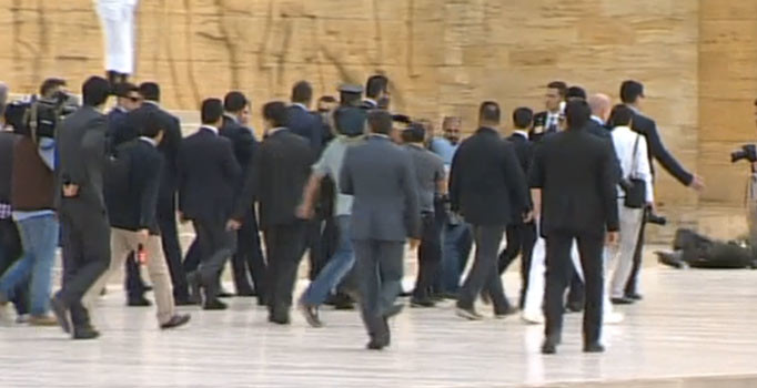 Başbakan Binali Yıldırm Anıtkabır'deyken asker baygınlık geçirdi