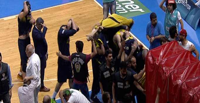 Galatasaray-Fenerbahçe maçı durdu, hakemler soyunma odasına gitti