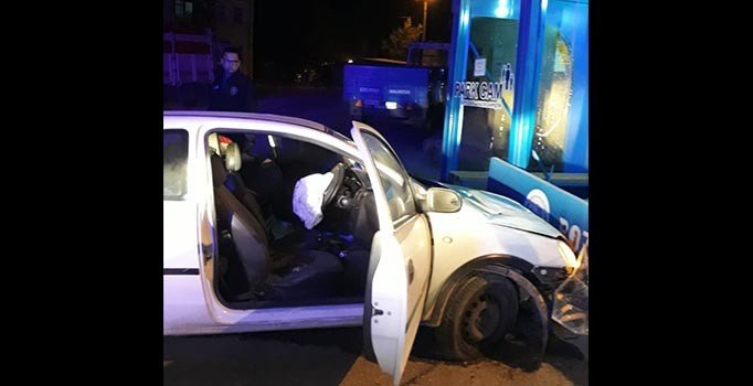 Bilecik'te otomobil durağa çarptı: 2 yaralı