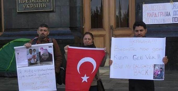 Türk babalardan, Ukrayna Başkanlık binası önünde 'evlat' protestosu