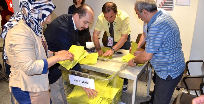 242 bin 993 seçmenin bulunduğu Hollanda'da kaç kişi sandığa gitti?