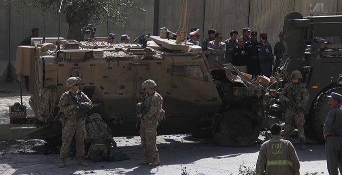 NATO konvoyuna bombalı saldırı : 1 ölü