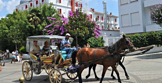 Adalar'da atlı faytonlar gidiyor, elektrikli araçlar geliyor