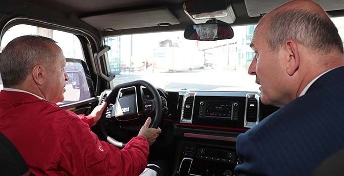 Erdoğan TEKNOFEST'te BMC araçlarını inceledi, TİHA'ya imzasını attı