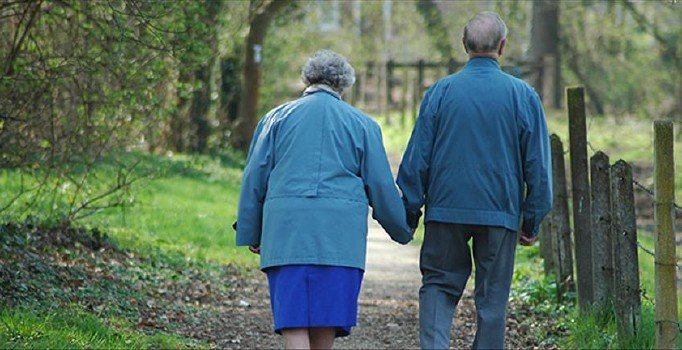 Alzheimer'ın ilk belirtileri 20 yıl önce başlıyor