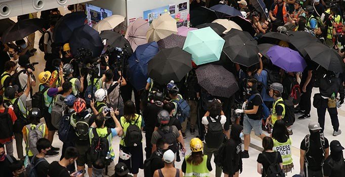 Hong Kong’da eylemciler AVM’yi bastı