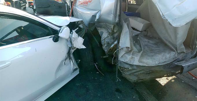 Sefaköy'de otomobil panelvana çarptı: 2 yaralı